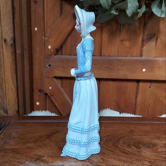 Lladro 1970 13" Lady with Parasol Retired - Picture 5 of 8